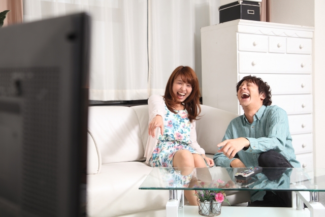 無料お試しができる動画配信サービスFODプレミアムを思いっきり堪能しているカップルのイメージ画像